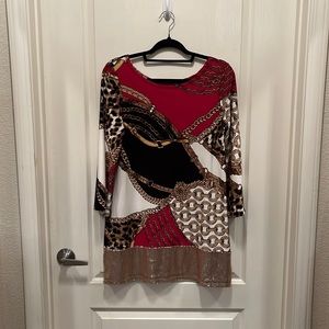 Chain link print tunic with gold sequin lined bottom hem.